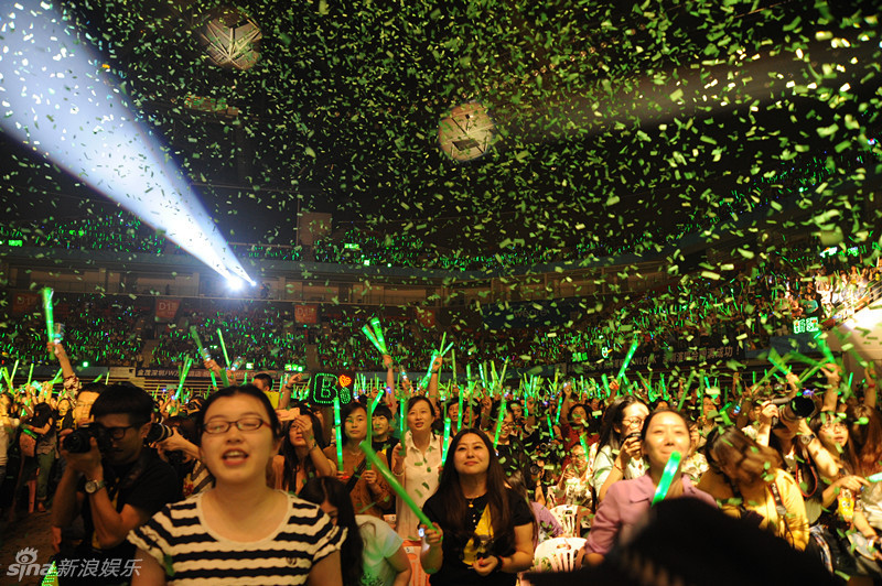 周笔畅深圳演唱会全新服装 制造绿色海洋