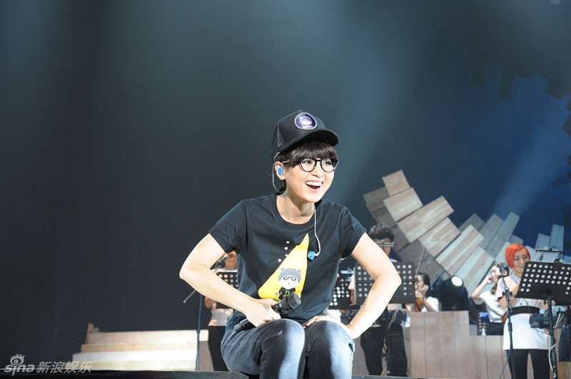 周笔畅深圳演唱会全新服装