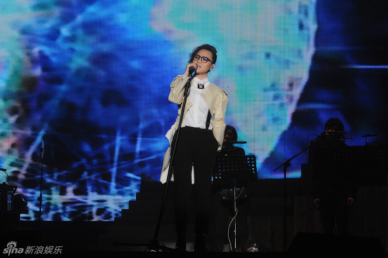 周笔畅深圳演唱会全新服装