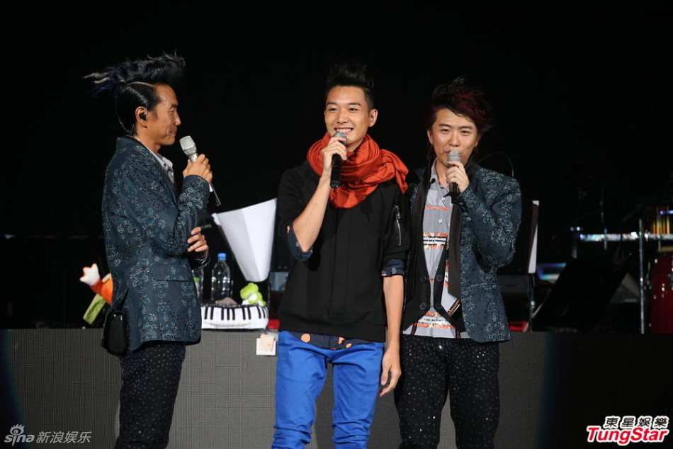 组图:张崇德兄弟开唱妻子儿女上台送蛋糕庆生