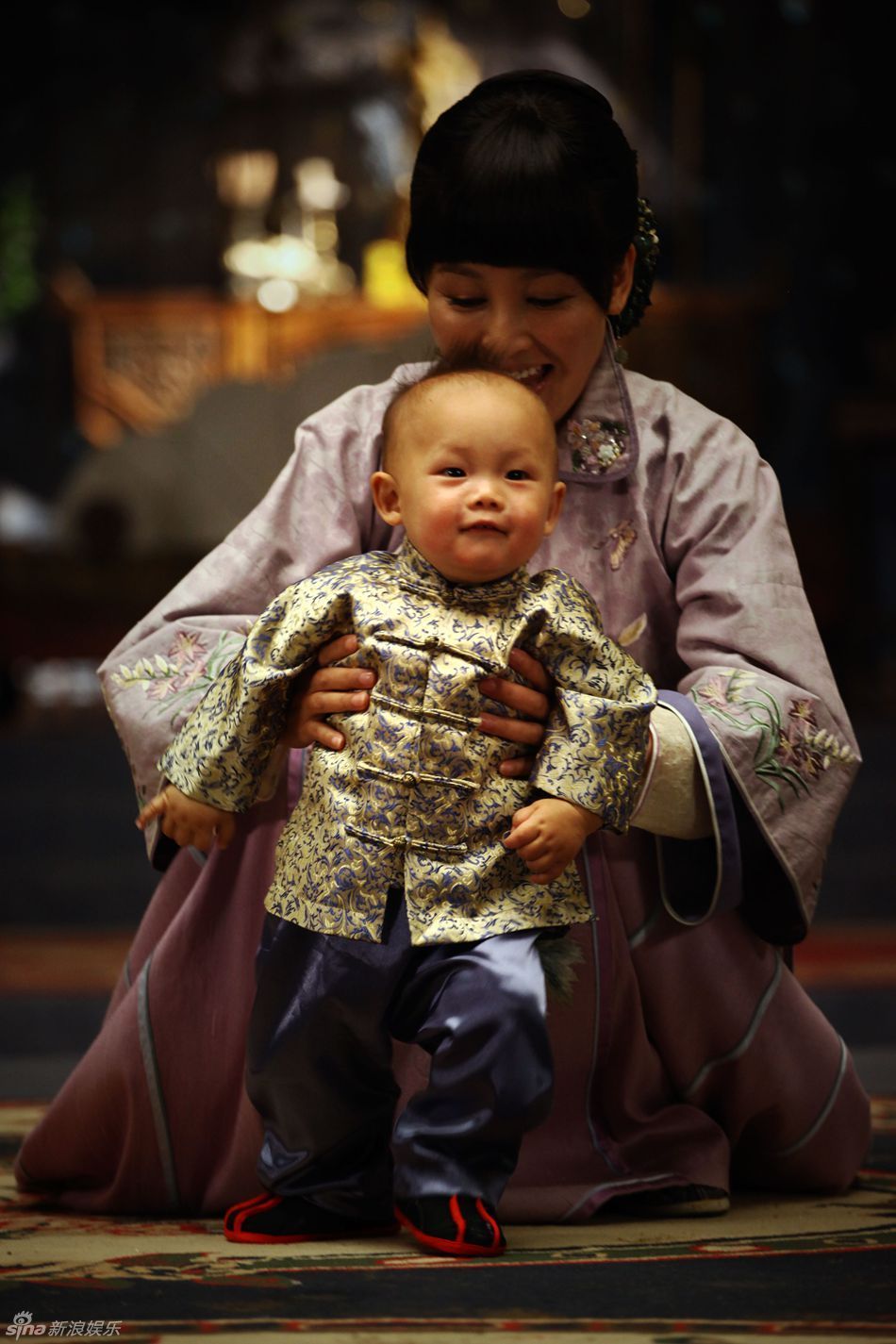 《打狗棍》郭靖宇儿子首出镜 全家福亮相