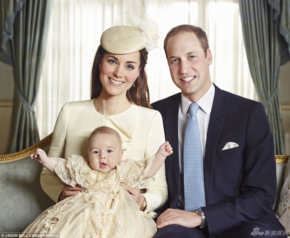 英国发布王室成员全家福 凯特母子坐正席