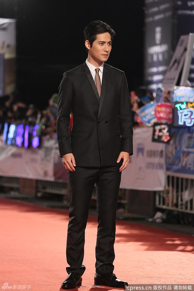 周渝民黑西装亮相金钟红毯 笑容亲和迷人
