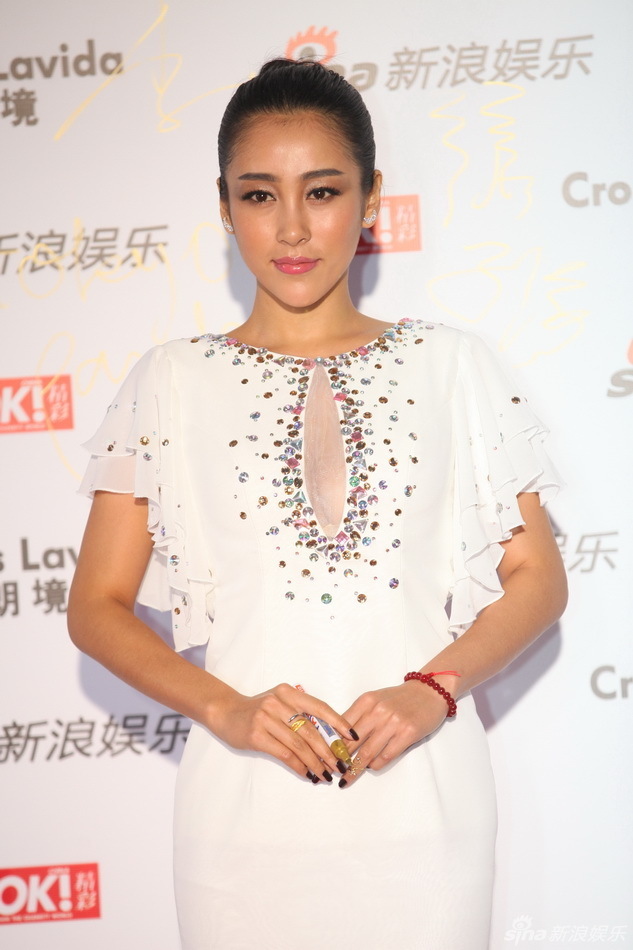 胡梦媛亮相明星街拍盛典红毯 白裙秀美背