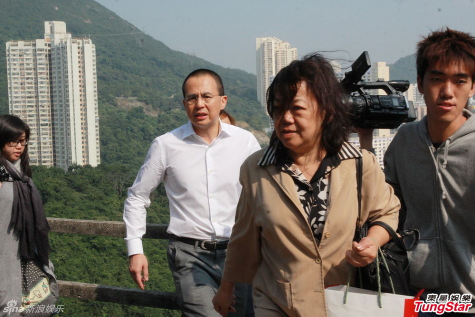 李泽楷衬衫西裤现身拜祭祖先