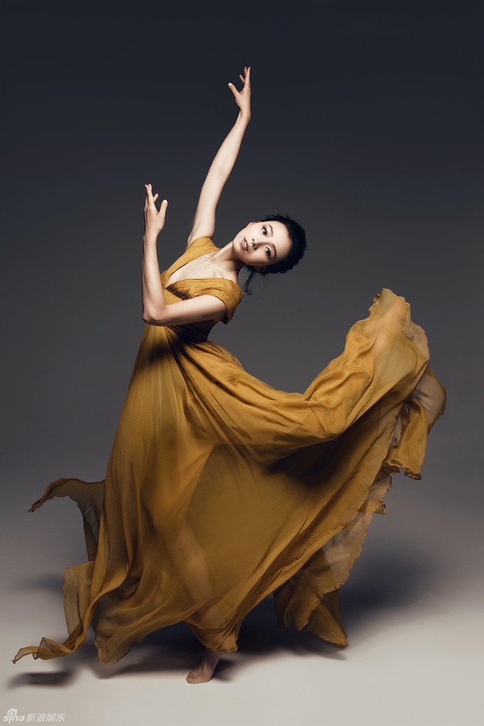舞蹈家李倩杂志大片婀娜身姿气场十足