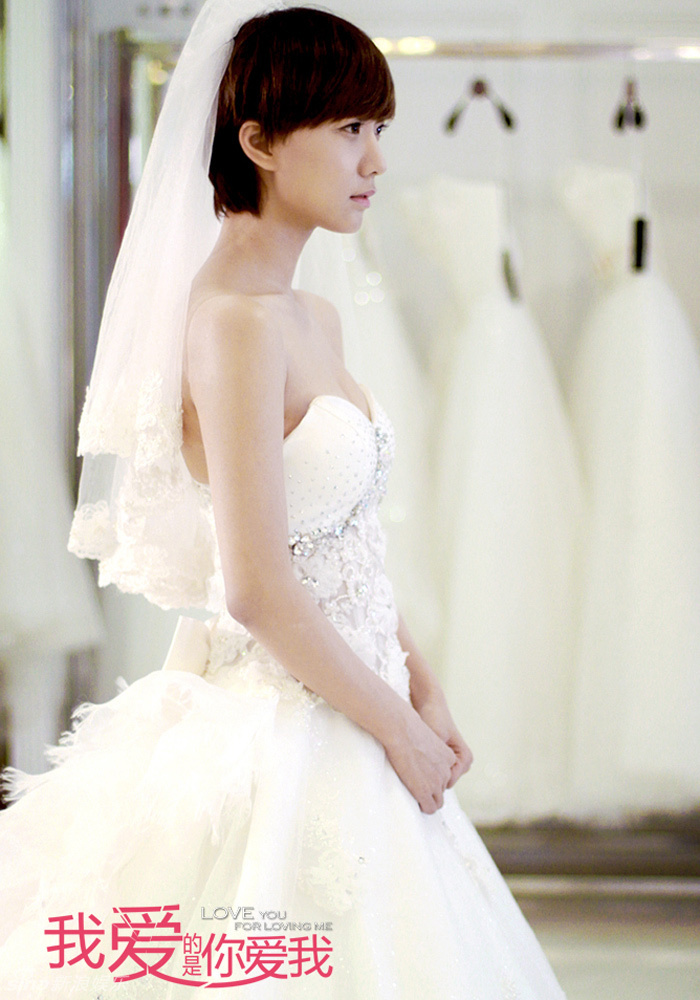 白色婚纱女_白色婚纱图片(3)