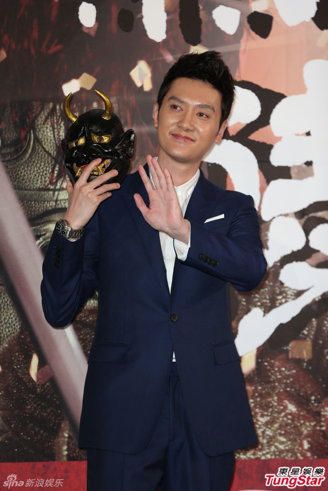 组图:冯绍峰台湾会粉丝与《兰陵王》面具合影