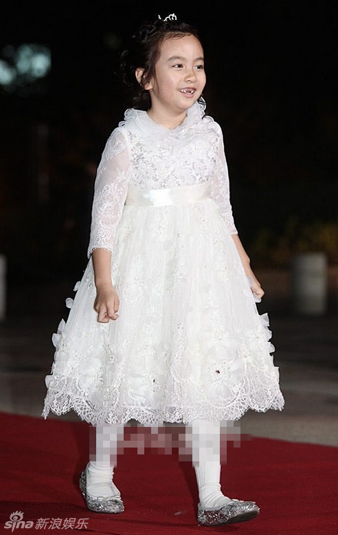 童星葛素媛亮相大钟红毯 豁牙开心笑