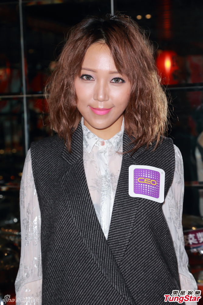 组图: 张智霖 唱K偏爱女歌手  儿子 唱自己 歌 心甜