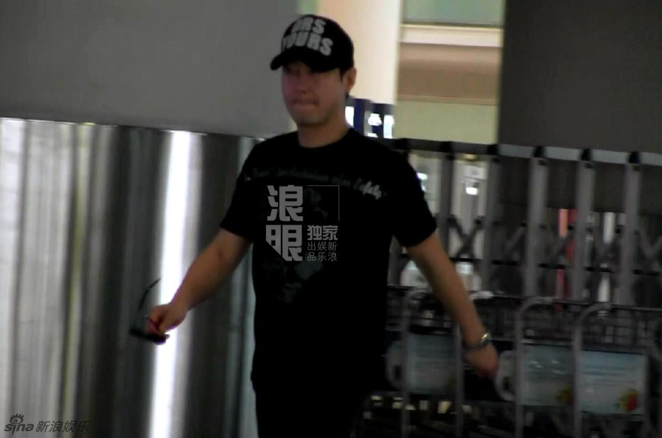 组图:黎明低调亮相北京机场 烟瘾大发车内吸烟_高清