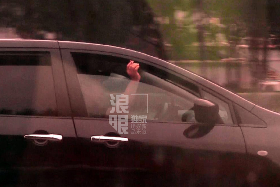 黎明低调亮相北京机场 烟瘾大发车内吸烟
