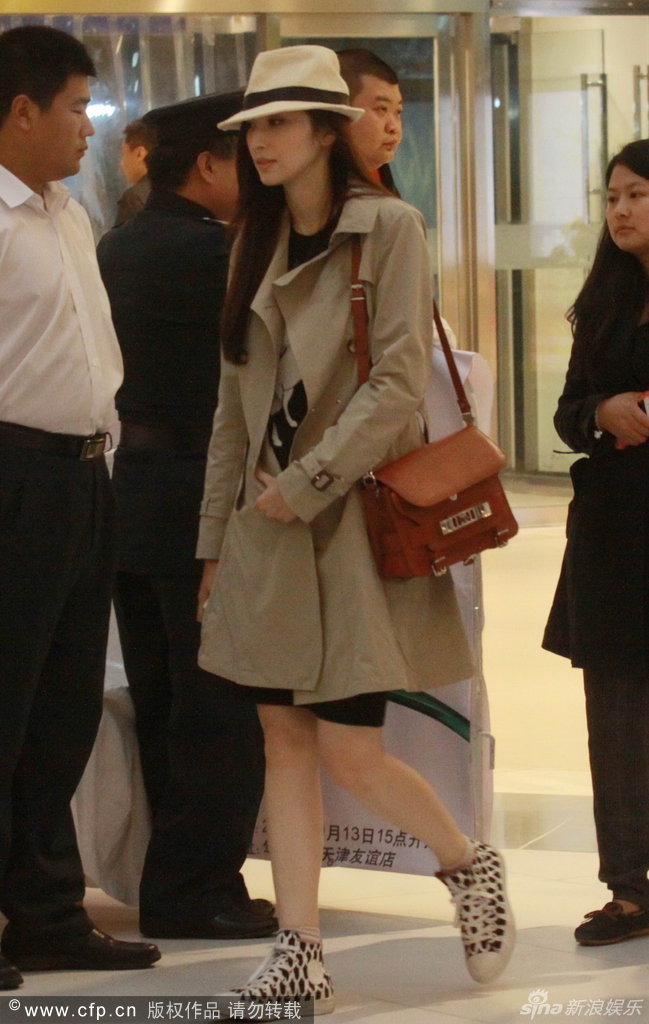 吴佩慈风衣_吴佩慈性感