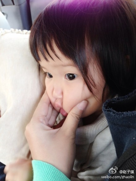 赵子琪晒温馨家庭照 萌女儿助老公修桌子