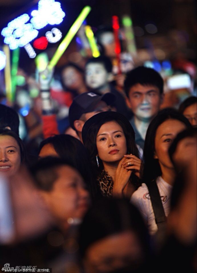 而章子怡现身演唱会现场