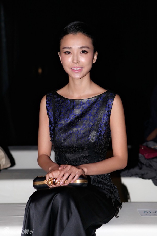 组图:何晟铭胡杏儿秀场偶遇 姚星彤性感俏丽_高清图集