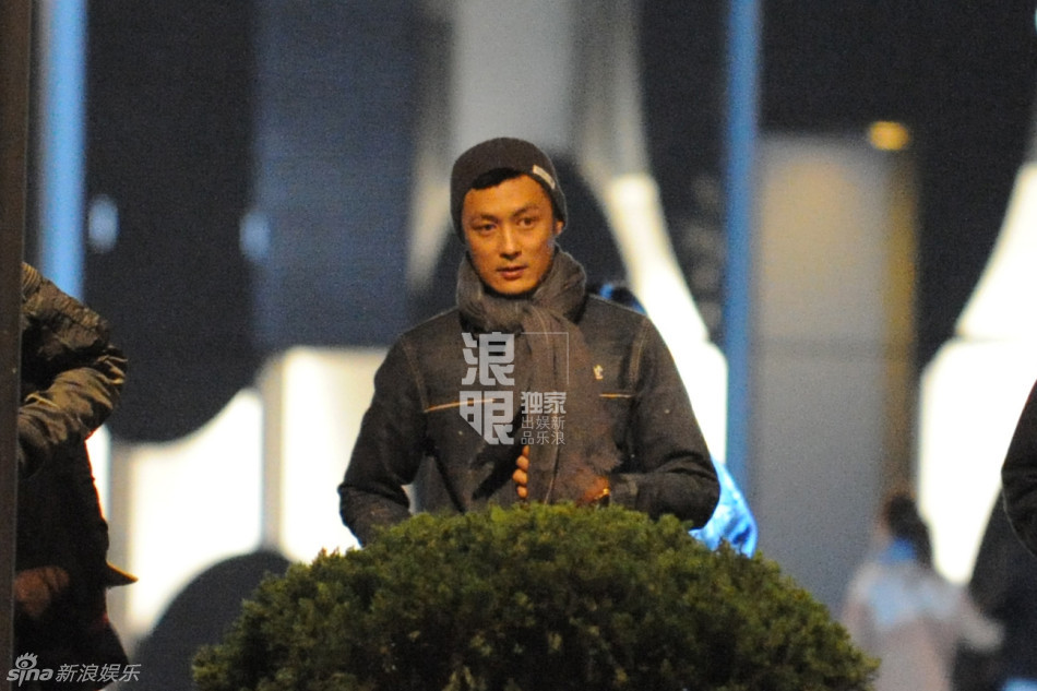组图:余文乐与众助理喝下午茶 抽烟聊天_高清图集