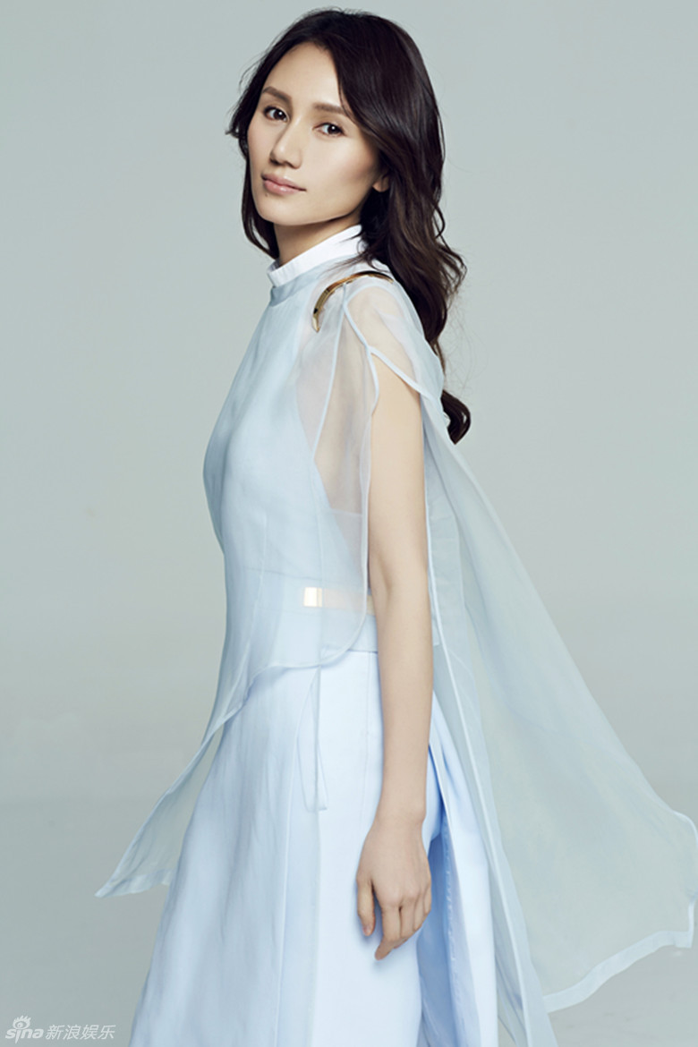 袁泉久违大片素色出镜 数百场话剧过戏瘾