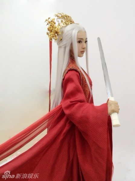 董璇《神雕》再曝照 白发配红衣霸气冷艳