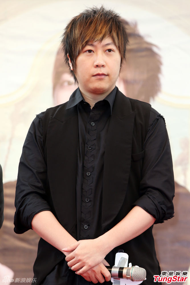 组图:<em>五月天阿信</em>幽默安抚媒体 发福俊颜不再 -