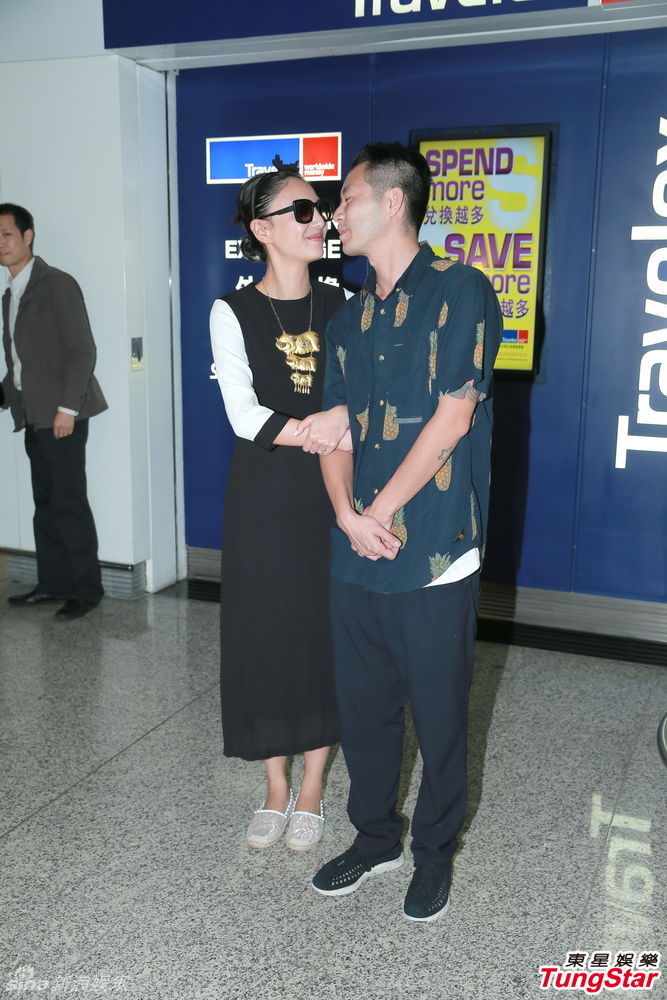 组图:新婚郑希怡戴金项链大呼嫁到好老公_高清图集