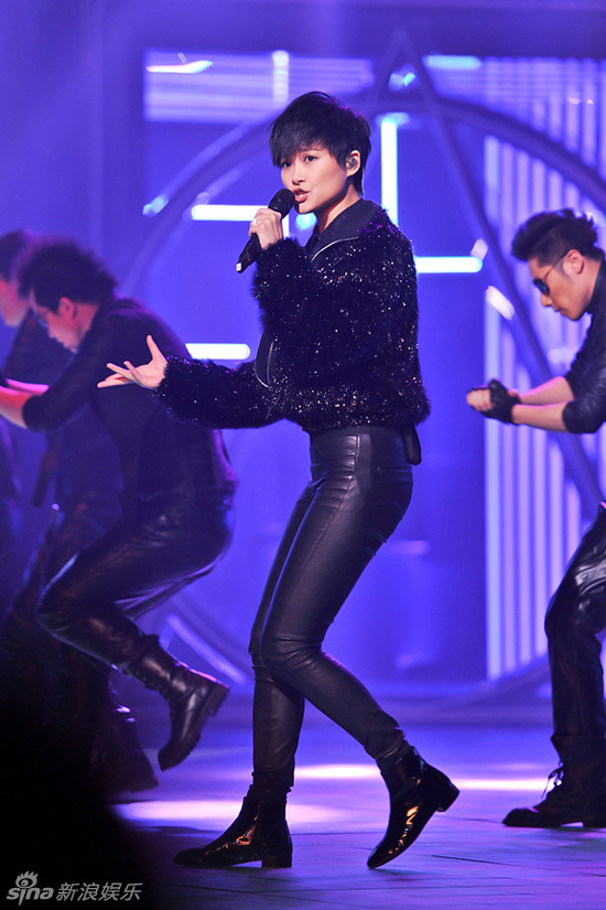 组图:李宇春劲歌热舞助阵模特大赛