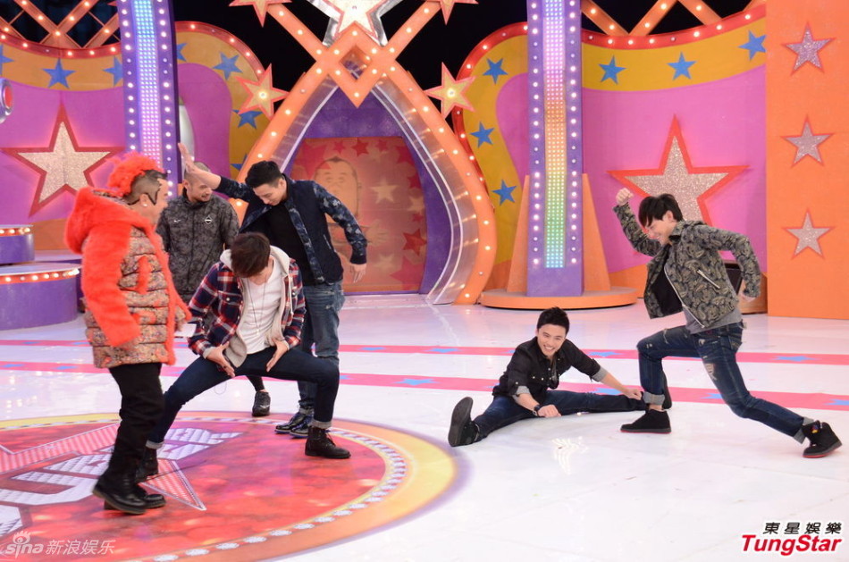 组图:LollipopF录制《奖门人》凹造型爆笑