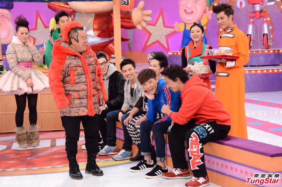 组图:LollipopF录制《奖门人》凹造型爆笑