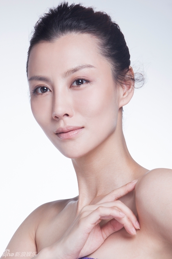 组图:江易珈杂志大片曝光 素净裸妆显亲和_高清图集