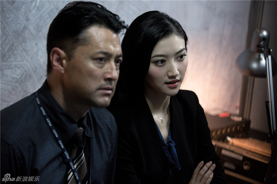 近日,电影《赌城风云》曝光了几组景甜的造型,片中扮演周润发的红颜