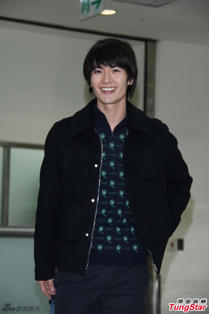 日本花美男三浦春马抵台 粉丝扎堆围观