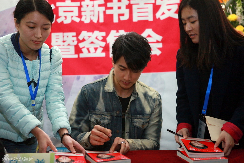 吴尊耐心为每本书签名