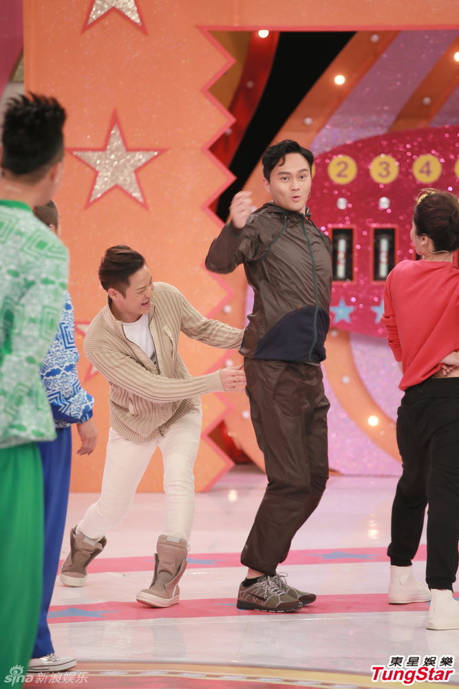 组图:张智霖录《奖门人》伍咏薇周丽淇同场