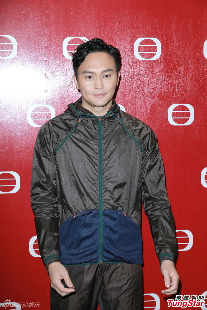 组图:张智霖录《奖门人》伍咏薇周丽淇同场