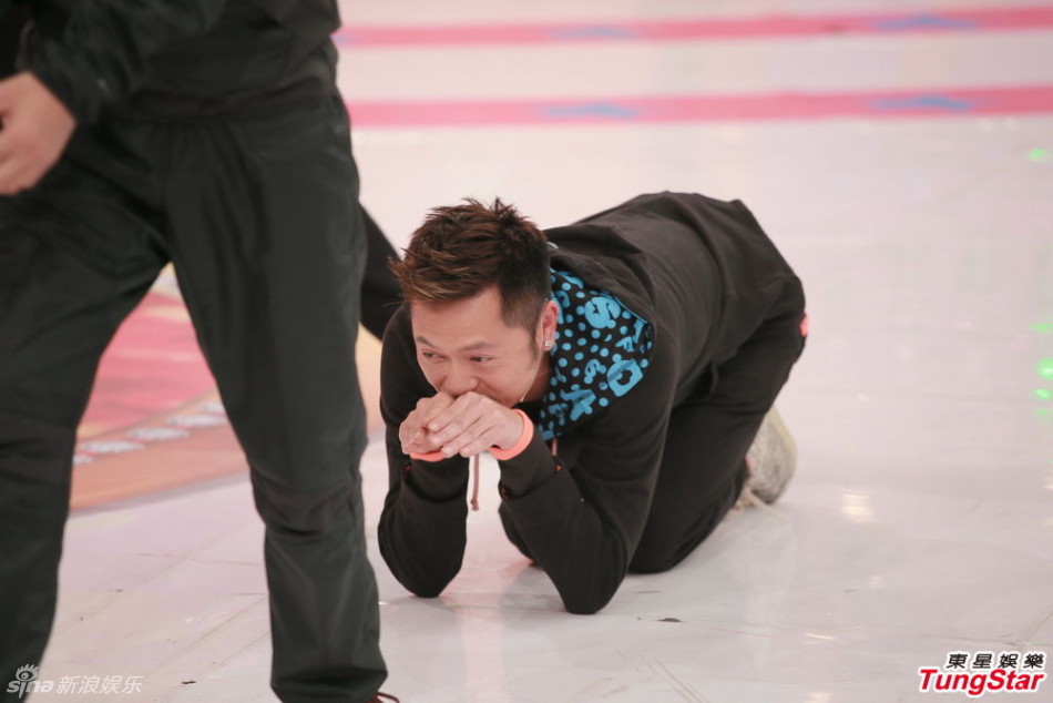 组图:张智霖录《奖门人》伍咏薇周丽淇同场