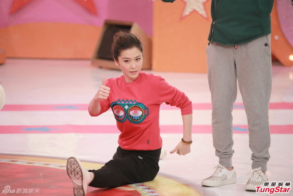 组图:张智霖录《奖门人》伍咏薇周丽淇同场