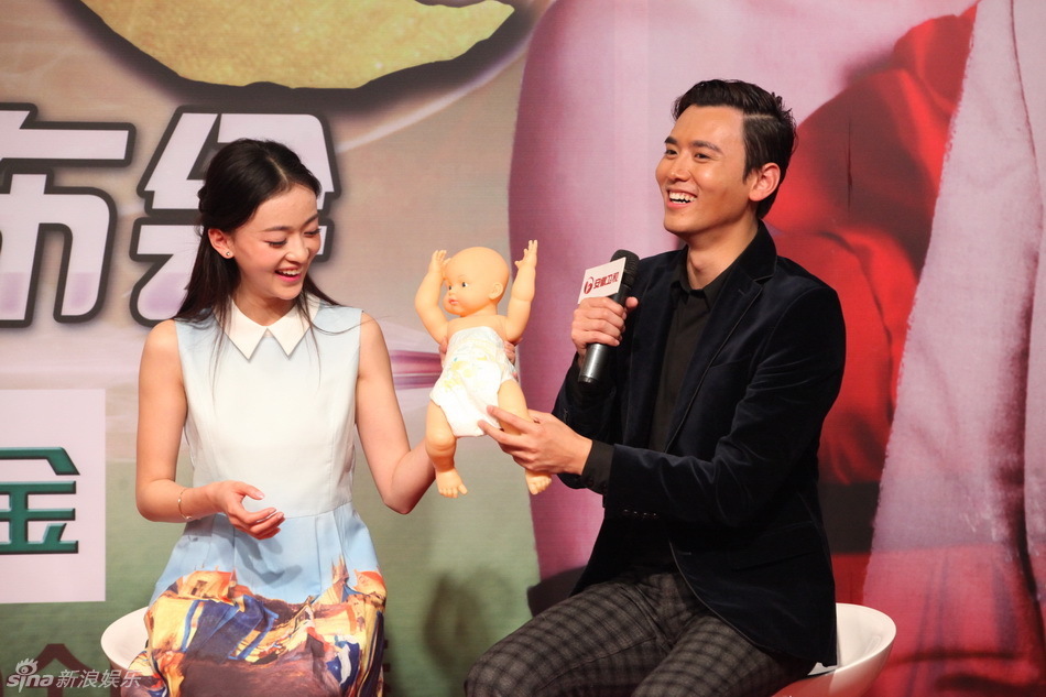 《烽火佳人》乔振宇奶爸尽职示范换尿片