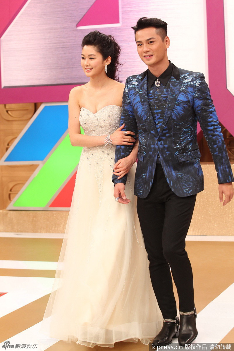 组图:TVB台庆岑丽香露香肩挽罗仲谦小鸟依人