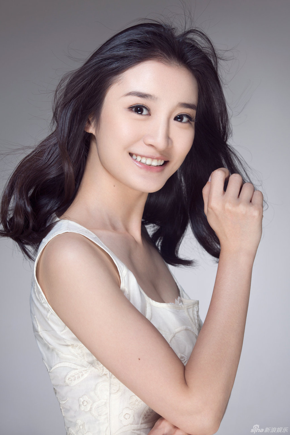 组图:林好蓝白写真清纯温暖活泼似精灵_高清图集_新浪网