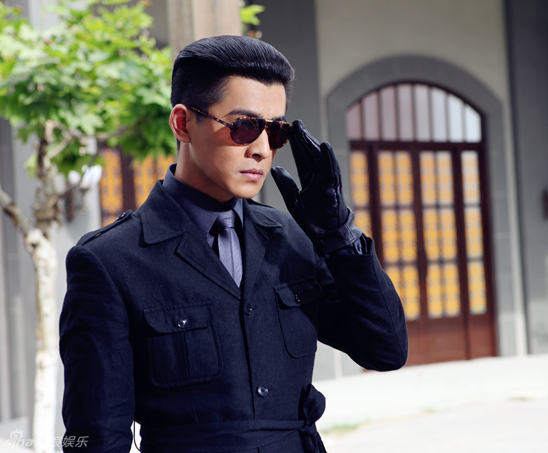 组图:乔振宇《烽火佳人》眼神冷峻身份神秘