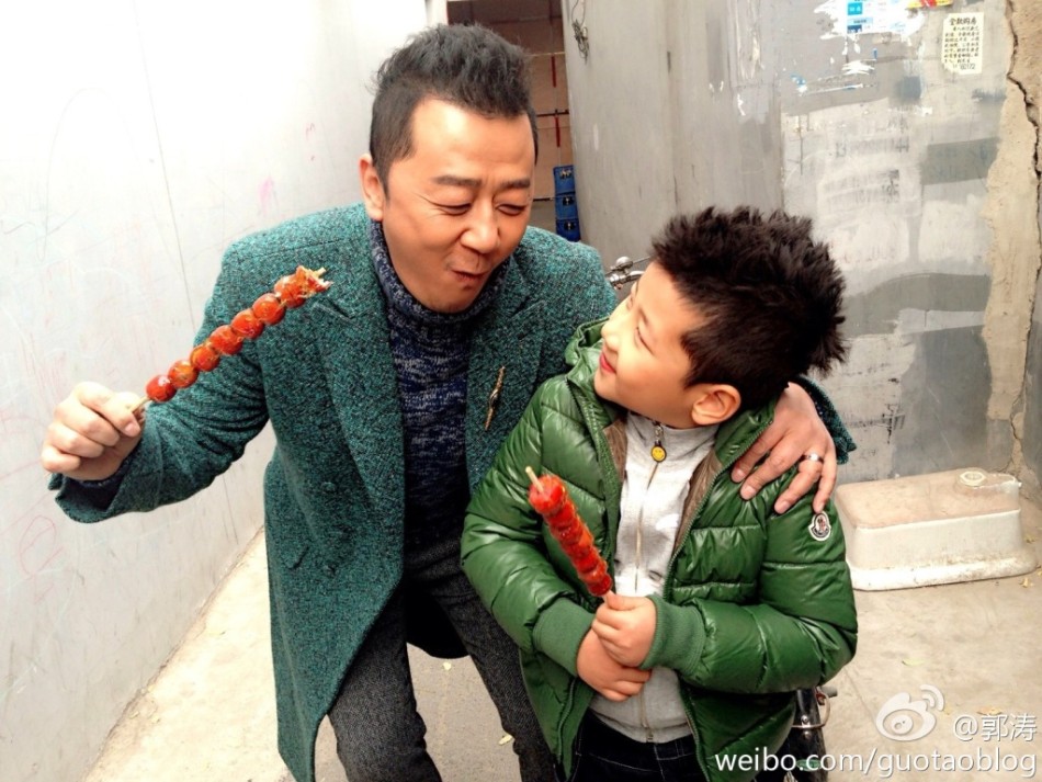 郭涛石头啃冰糖葫芦当早餐