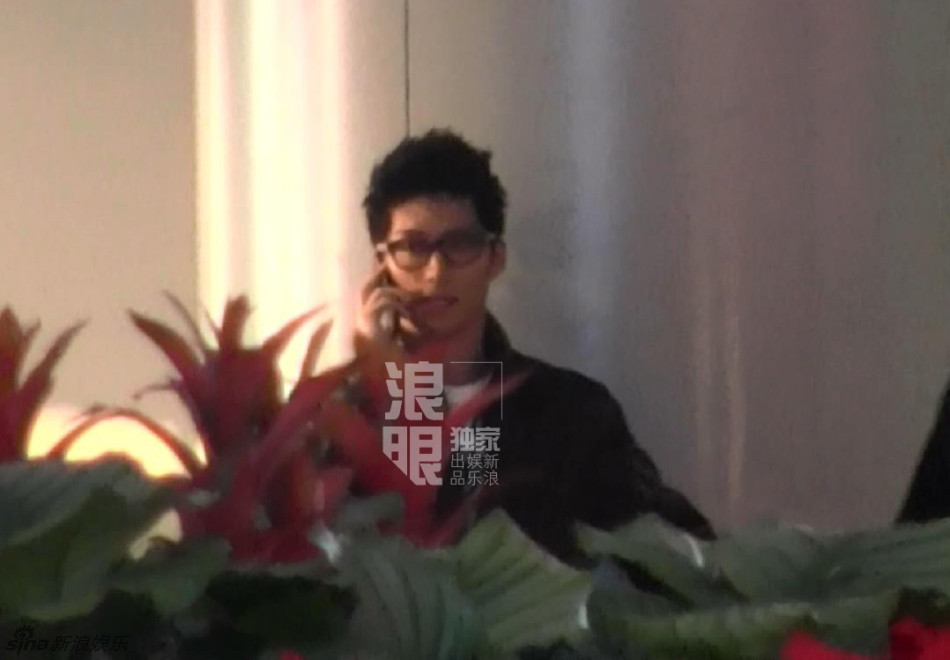 组图:窦骁戴眼镜斯文帅气 机场独自玩手机_高清图集_新浪网