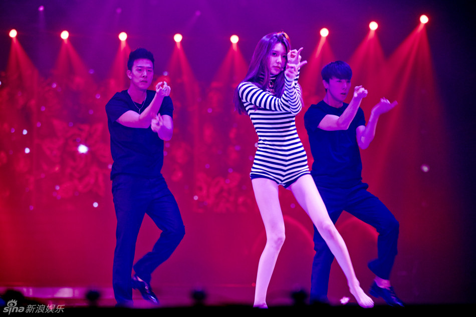 高清:<em>少女时代</em>圣诞公演齐秀美腿 宣布明年回归