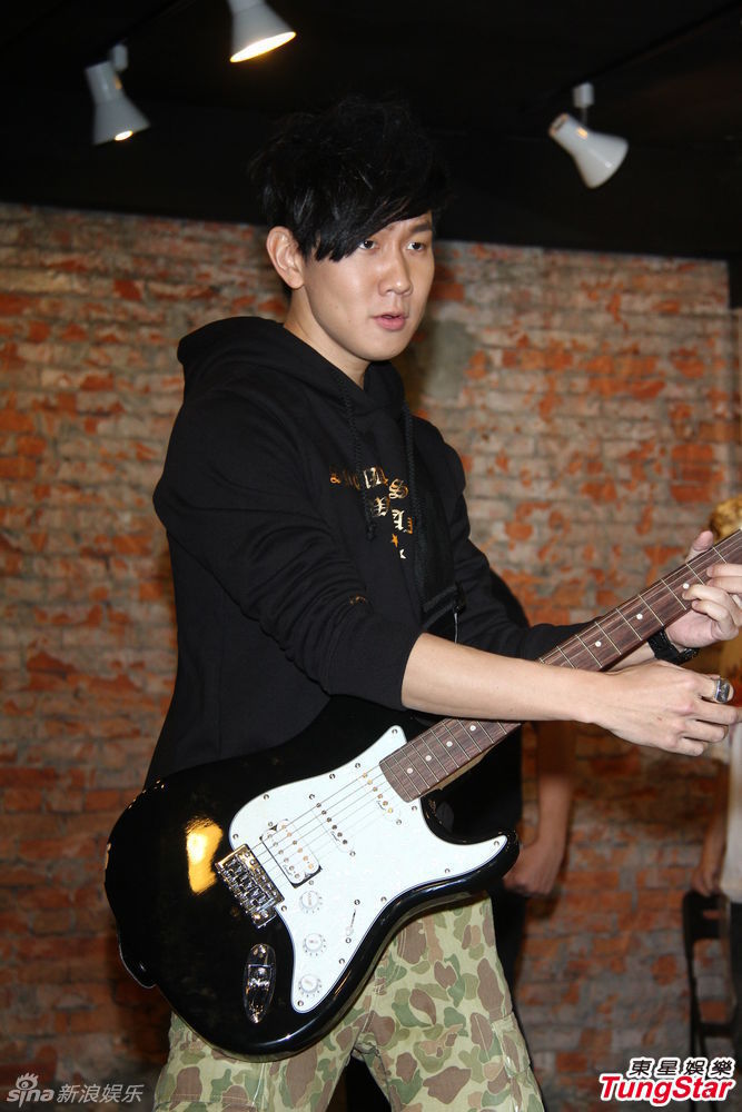 组图: 林俊杰 送Kimi皮外套 林志颖探班反客为主