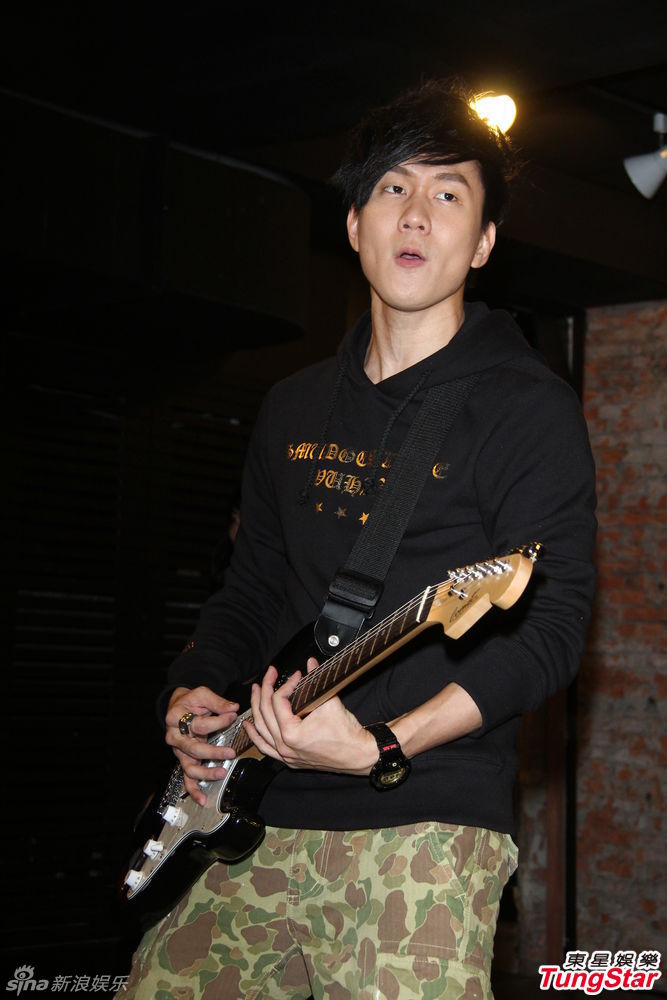 组图: 林俊杰 送Kimi皮外套 林志颖探班反客为主