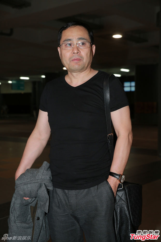 杨幂父母深夜抵巴厘岛 避谈女儿怀孕