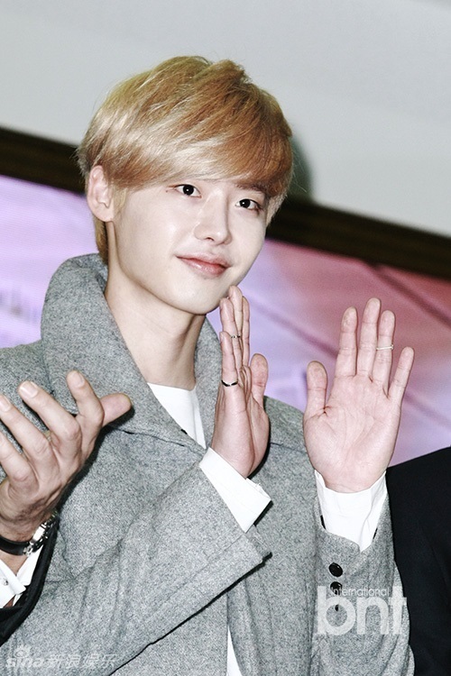 韩星李钟硕助阵公益 金发帅气萌态毕露