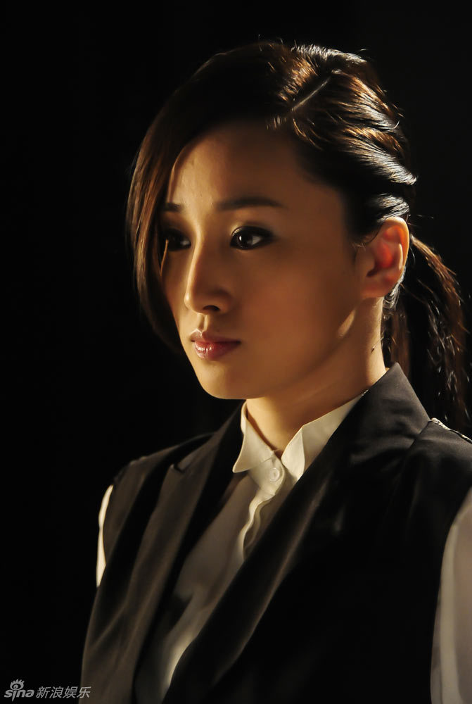 当中饰演绝情女军人"程立姗"一角的李艳也曝光一组帅气剧照