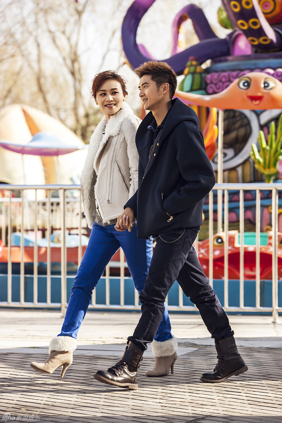 组图:田亮叶一茜游乐园回味甜蜜时光 -- 佛山E