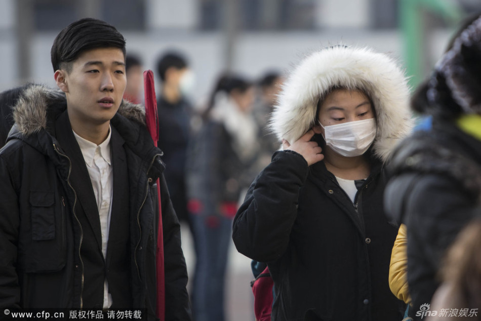 艺考众美女带口罩面试 不畏PM2.5爆表